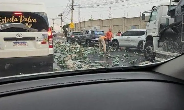 Caminhão carregado de Heineken tomba e cervejas são levadas por populares em Cuiabá