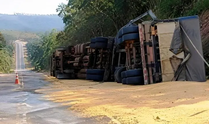 Caminhão perde força em subida, volta de ré e tomba na MT-240 em Arenápolis