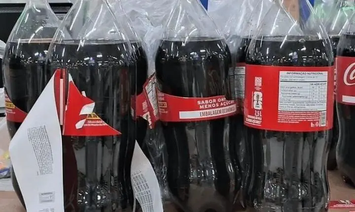 Campanha da Coca-Cola com figurinhas da Copa gera vandalismo em supermercados e pode levar consumidores à prisão