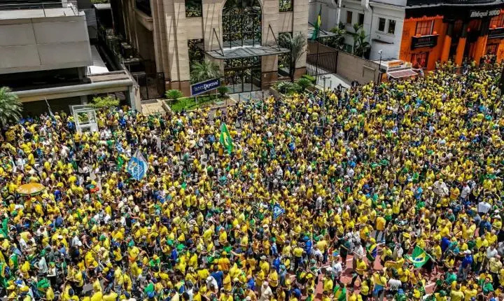 Flávio Bolsonaro realiza ato na Avenida Paulista com promessas para o STF