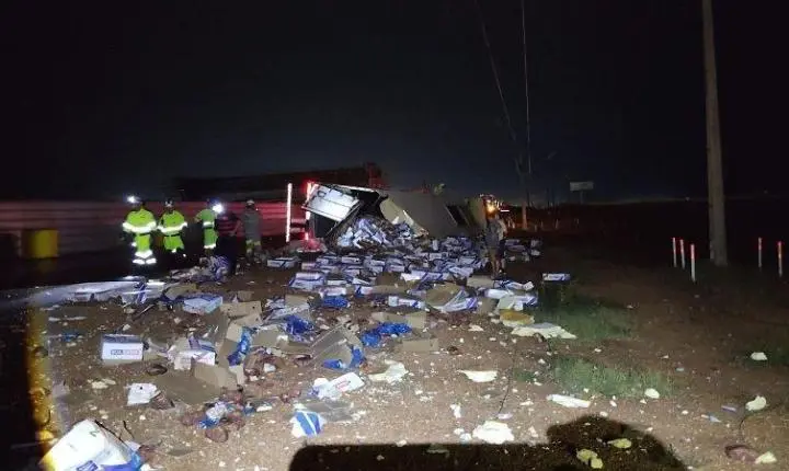 Carreta carregada com carne tombou na BR-163 em Sorriso e carga foi saqueada 