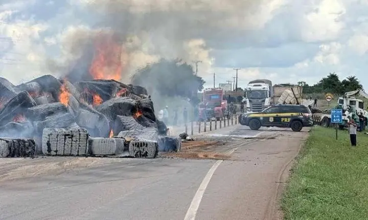 Carreta pega fogo e interdita trecho da BR-364 entre Diamantino e Nobres