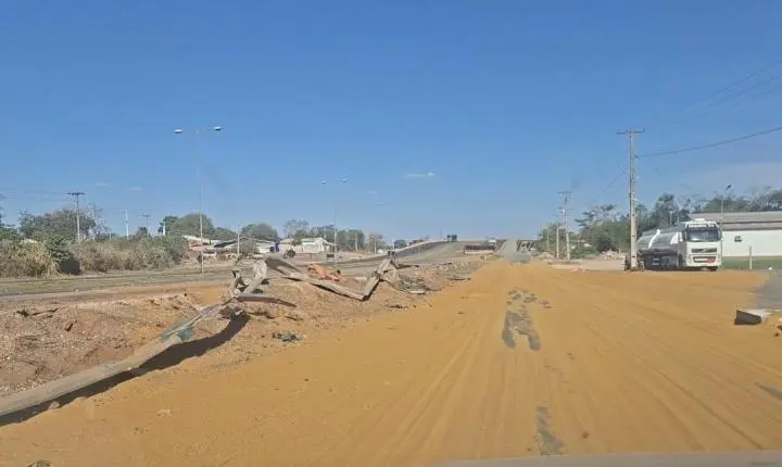 Carreta se acidenta e  carga fica espalhada sobre pista no viaduto do Xaxim, em Nobres