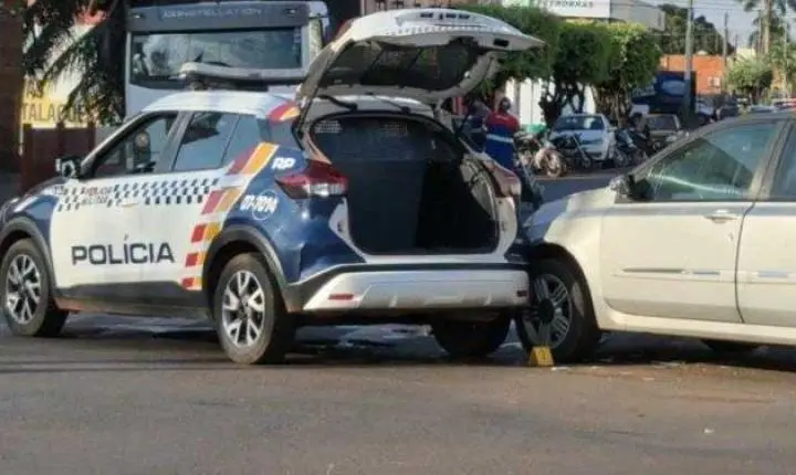Carro Atinge Viatura da Polícia em Meio a Perseguição em Tangará