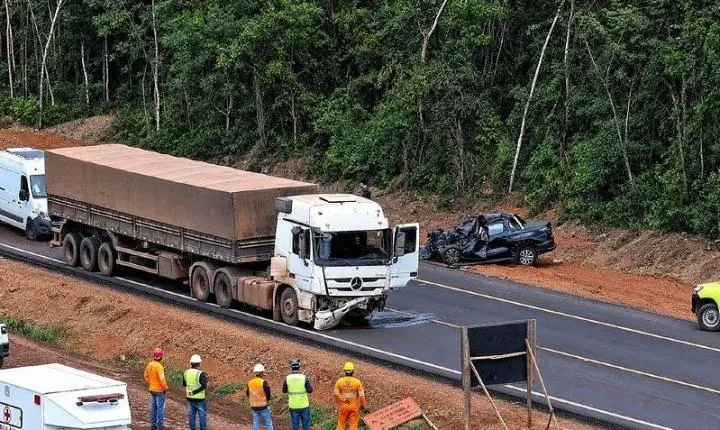 Carro bate de frente com carreta e duas pessoas morrem na BR-163