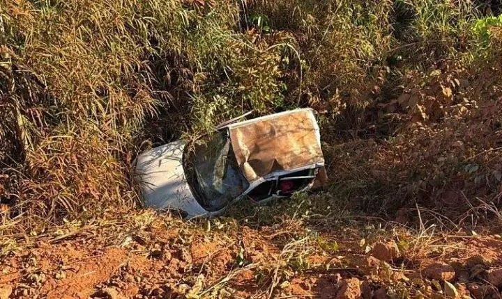 Carro com cinco pessoas da mesma família sai da estrada e deixa três feridos em Sorriso/MT