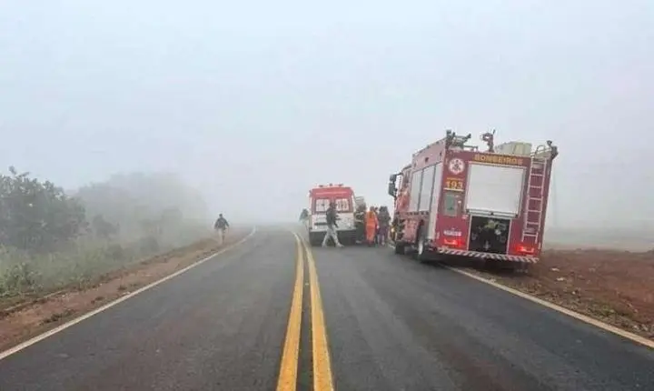 Carro com duas crianças sai da pista e capota em rodovia de MT