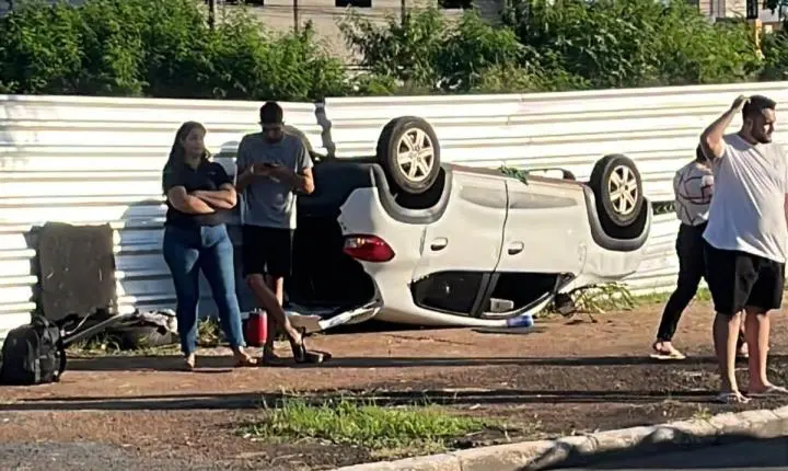 Carro de passeio capota na Prainha, em Cuiabá; mulher fica ferida e é socorrida