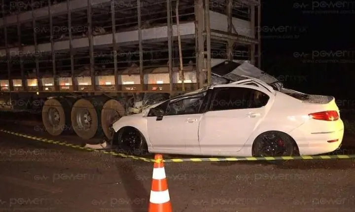 Carro fica preso sob carreta com suínos e motorista morre em Nova Mutum