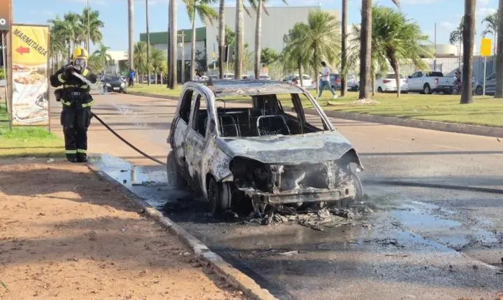 Carro pega fogo no meio do trânsito em Sinop; motorista conseguiu escapar