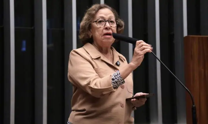 CCJ aprova projeto que padroniza cálculo da jornada de professores pela hora-aula