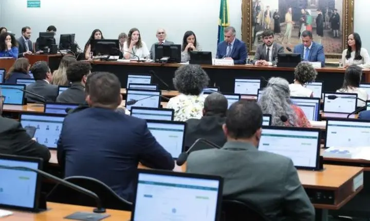 A CCJ da Câmara dos Deputados adia análise de PEC sobre a redução da maioridade penal
