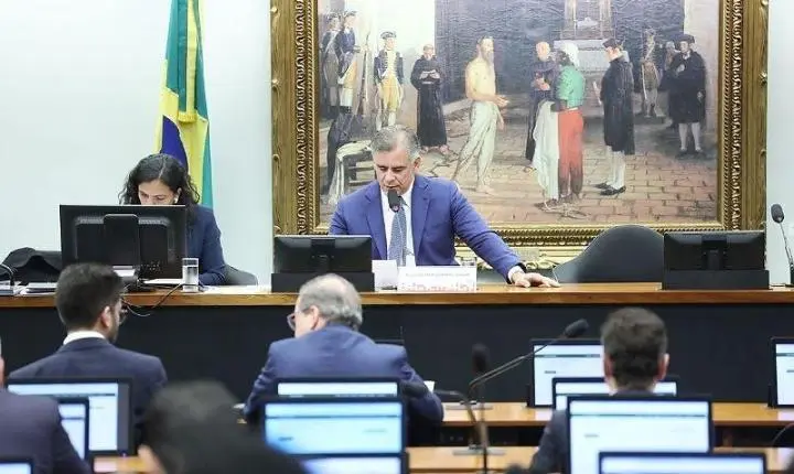 CCJ da Câmara aprova fim da aposentadoria como punição para juízes