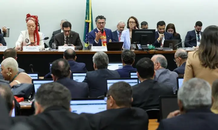 Centrão tenta modificar regra de transição da PEC que extingue a escala 6x1