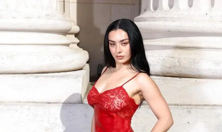 Charli XCX vira o centro das atenções em Paris com o acessório perfeito contra onda de calor