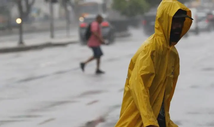 A Rocinha enfrenta volume de chuva que supera o dobro da média de junho, segundo o Alerta Rio
