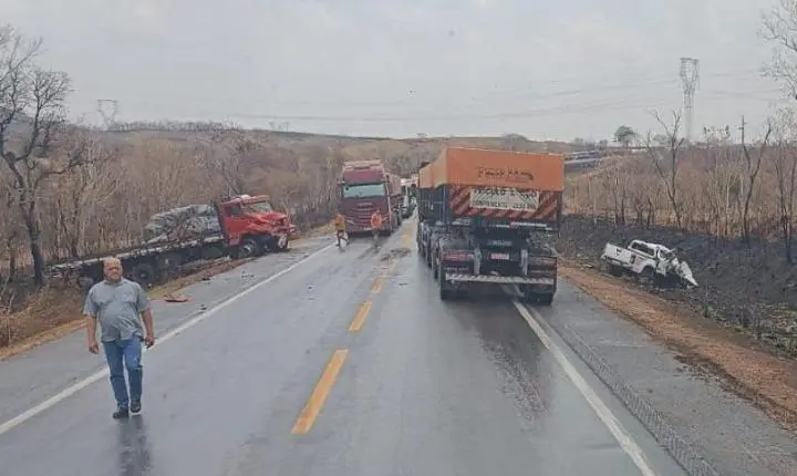 Colisão entre caminhão e S10 mata duas pessoas e deixa uma ferida em Jangada