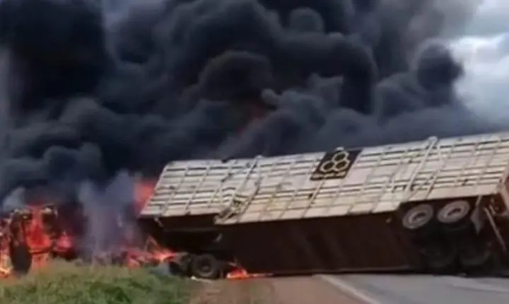 Colisão entre carretas, caminhonete e viatura da PM deixa dois mortos e provoca incêndio em MT