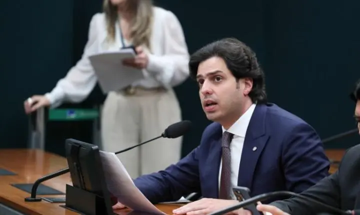 Comissão da Câmara aprova inclusão de cadernos e lápis em programa de material didático
