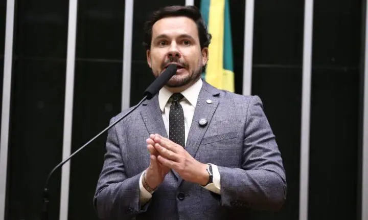 Câmara aprova projeto que torna certidão de antecedentes obrigatória para casamento