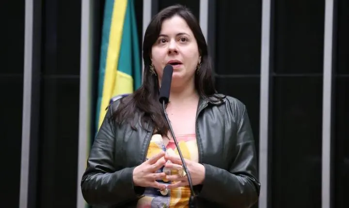 Comissão aprova oferta de livros digitais gratuitos pelo poder público em escolas públicas