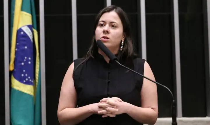 Projeto de lei que pune gestor por não pagar piso salarial de professores avança na Câmara