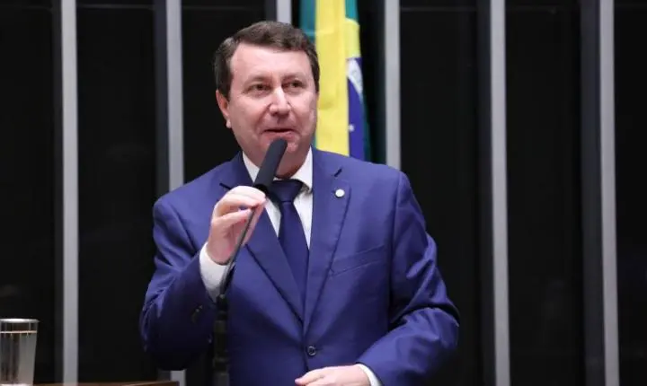 Comissão na Câmara aprova proteção ao consumidor em uso de inteligência artificial