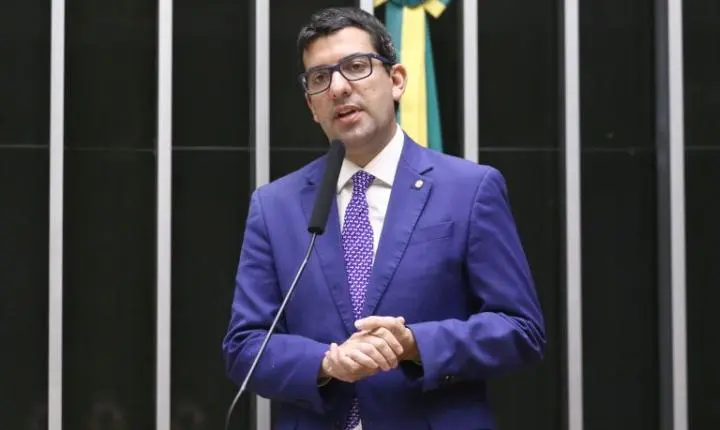 Comissão aprova redução gradual de microplásticos em cosméticos e produtos de higiene pessoal