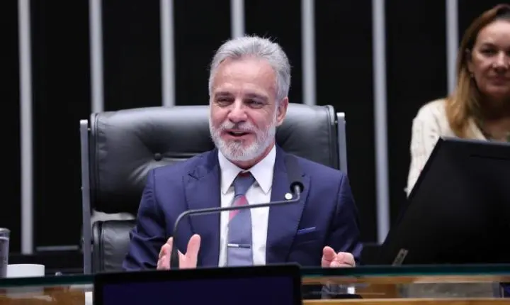 Câmara dos Deputados aprova regras para óculos inteligentes no trânsito e proteção de dados