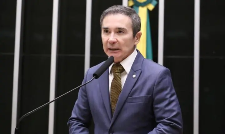 Comissão de Educação da Câmara dos Deputados aprova projeto contra uso de contêineres e lonas em escolas