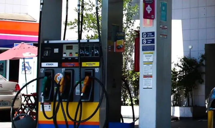 Queda da gasolina em maio alivia IPCA impulsionada por etanol e subvenção governamental