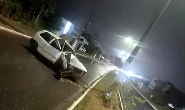 Condutor sem CNH bateu carro em poste em Diamantino e foi levado ao hospital