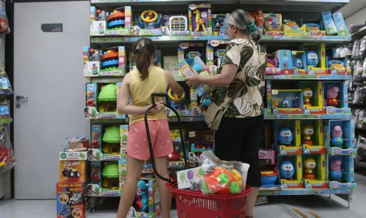 Confiança do consumidor sobe pelo segundo mês consecutivo, informa FGV