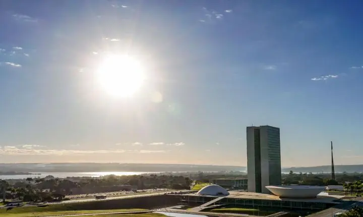 Congresso vota nesta semana fim da escala 6x1 e taxa das blusinhas