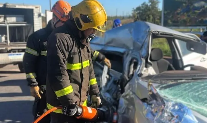 Corpo de Bombeiros resgata três vítimas presas às ferragens após grave acidente na MT-010
