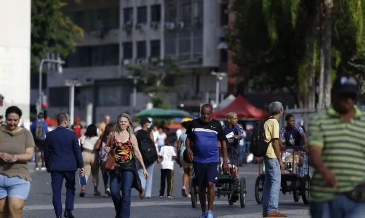 Crescimento populacional desacelera para 0,37% em 2026, aponta IBGE