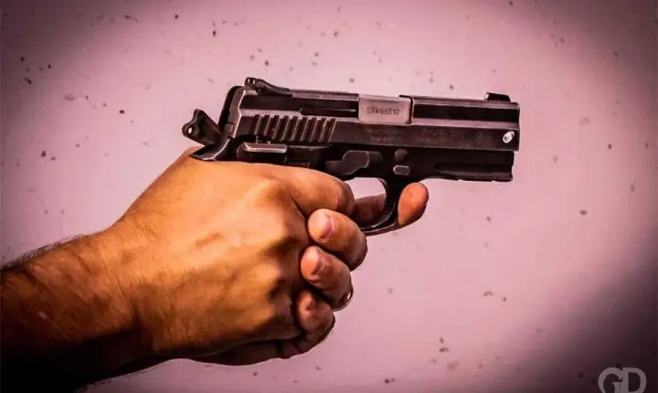 Criminoso invade casa e busca vítima marcada para morrer