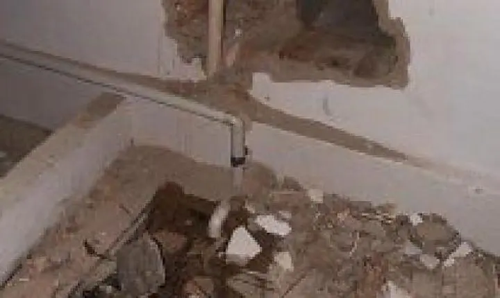 Criminosos abrem buraco em parede para acessar cofre de banco em Chapada