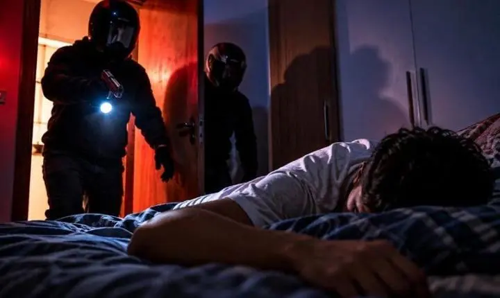 Criminosos fingem ser policiais, invadem casa e matam jovem com tiros na cabeça