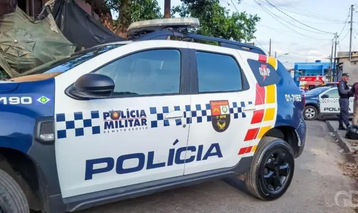 Criminosos invadem casa, amarram moradores e fogem com carro