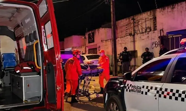 Criminosos pulam muro e abrem fogo contra três pessoas; uma morre