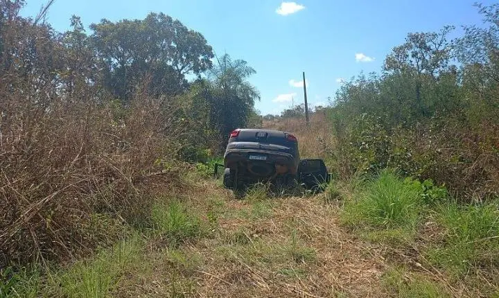 Criminosos roubam Fiat Toro, caem em vala durante fuga e escapam em outra caminhonete