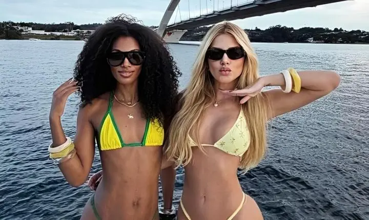 De biquíni, Erika Schneider e Tina Calamba mostram shape em barco