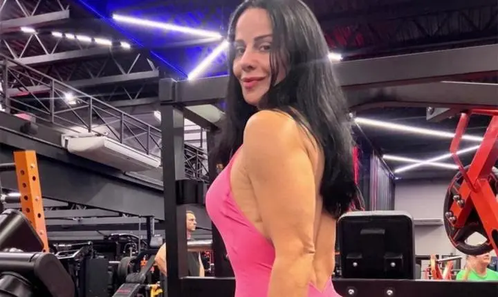 De look Barbie core, Viviane Araujo mostra treino e 'bumbum na nuca'
