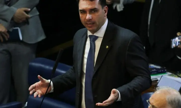 Defesa de Flávio Bolsonaro tenta mudar relator do caso do filme Dark Horse no STF