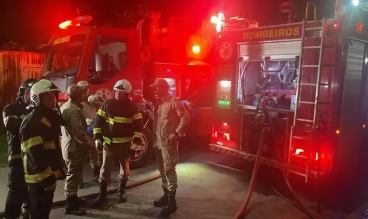 Depois de briga com esposa, homem tranca filhos em casa e põe fogo no imóvel