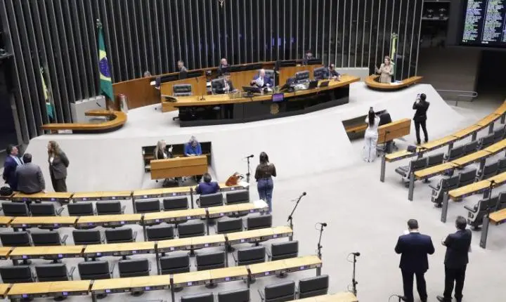 Plenário da Câmara aprova urgência para dois projetos de lei nesta sessão