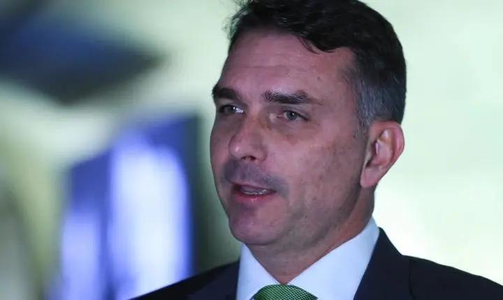Deputados pedem investigação da ligação entre Flávio Bolsonaro e Daniel Vorcaro, do Banco Master