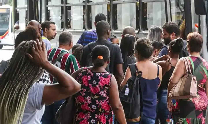 Desemprego de longo prazo atinge menor nível histórico, revela IBGE