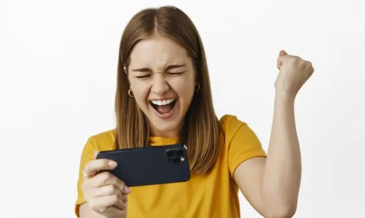 Diferenças entre versões de entretenimento digital com e sem marca